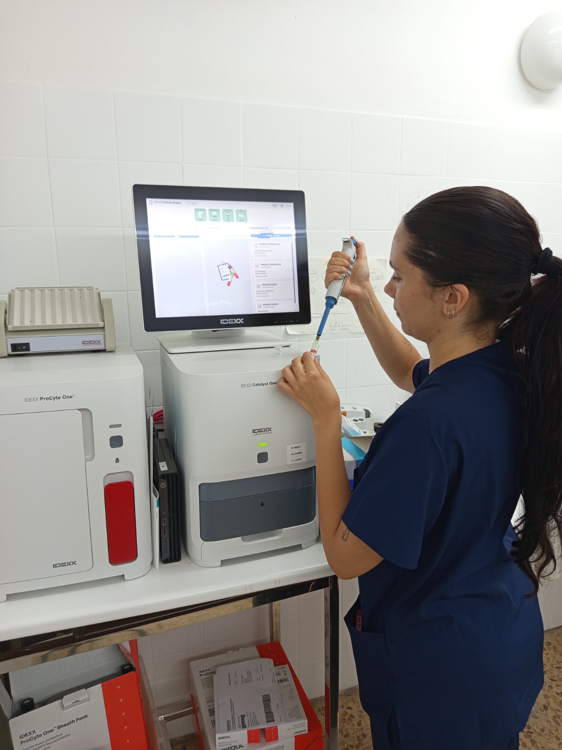 La Susanna treballant amb els equips del laboratori de la clínica