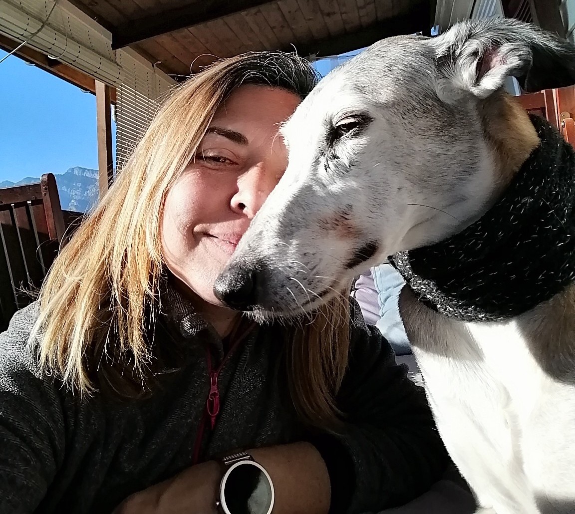 La Marta abraçant la Baileys, la seva galga, en un moment íntim