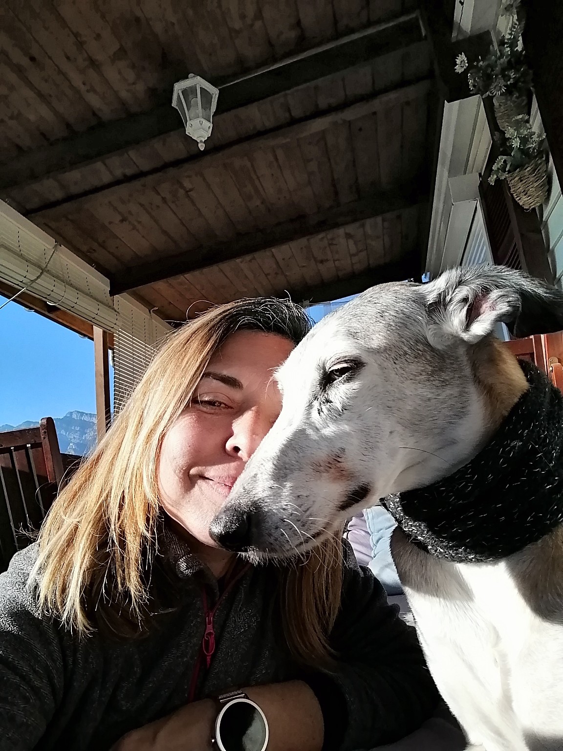 La Marta abraçant la Baileys, la seva galga, en un moment íntim